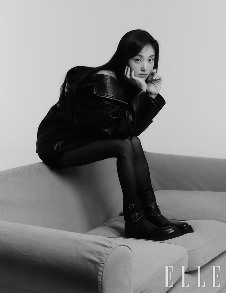 재킷과 미니드레스, 버클 부츠는 모두 Celine.