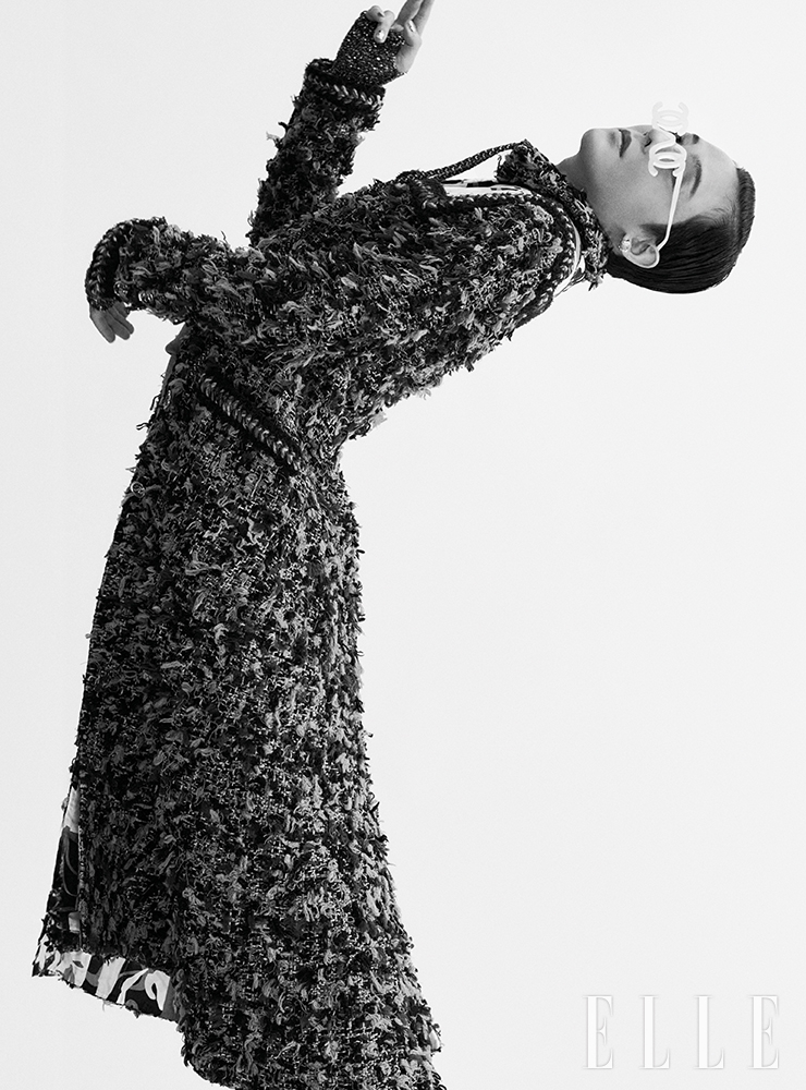 러프한 질감의 트위드 롱 코트와 글러브는 모두 Chanel. 