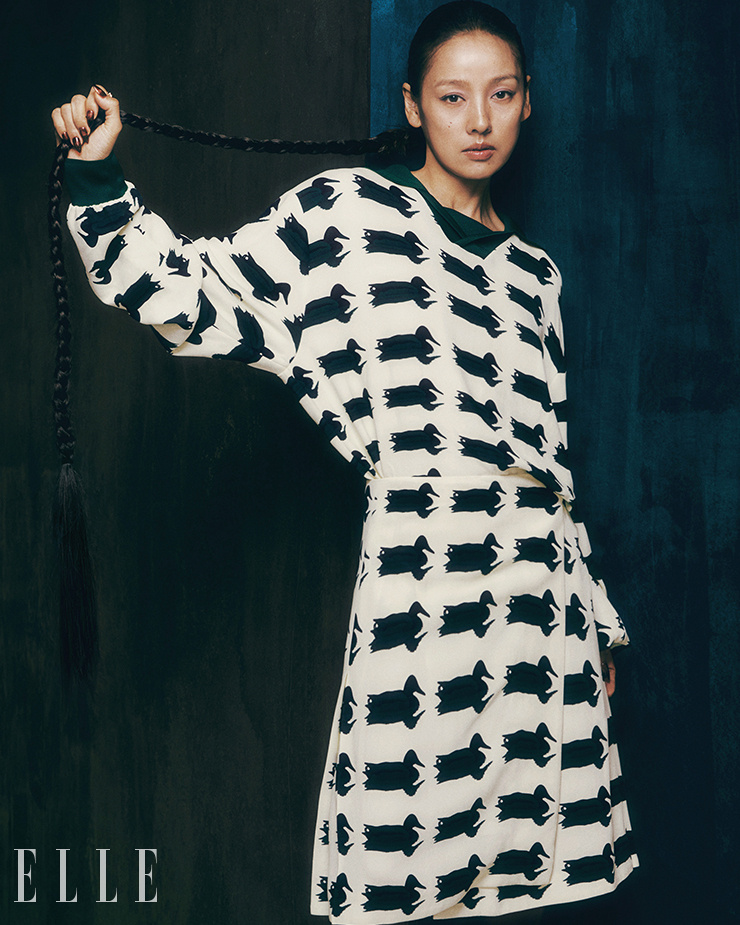 덕 프린트 럭비 폴로 톱과 킬트 스커트 모두 Burberry.
