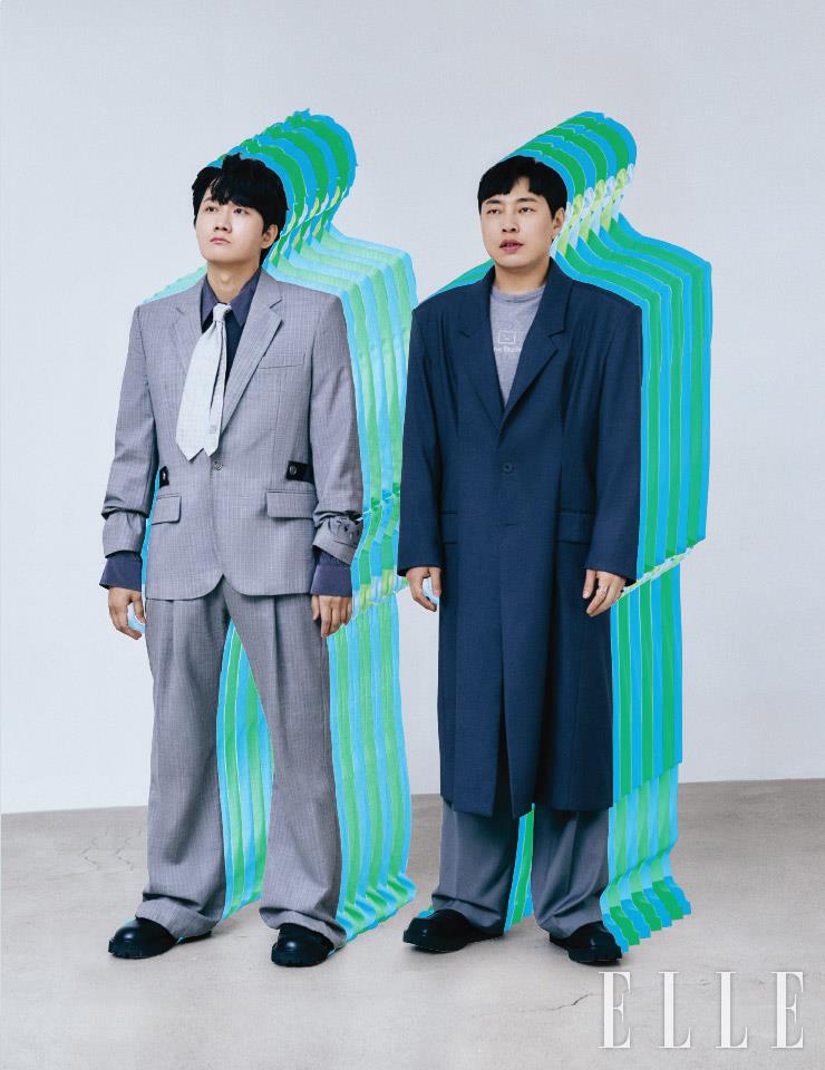 이용진이 입은 그레이 자켓과 팬츠는 Off-white&trade;. 셔츠와 패턴 타이는 스타일리스트 소장품, 슈즈는 Yowe. 이진호가 입은 그레이 컬러 티셔츠는 Acne Studios. 와이드 팬츠와 오버사이즈 코트는 스타일리스트 소장품, 스퀘어토 더비 슈즈는 Yowe.