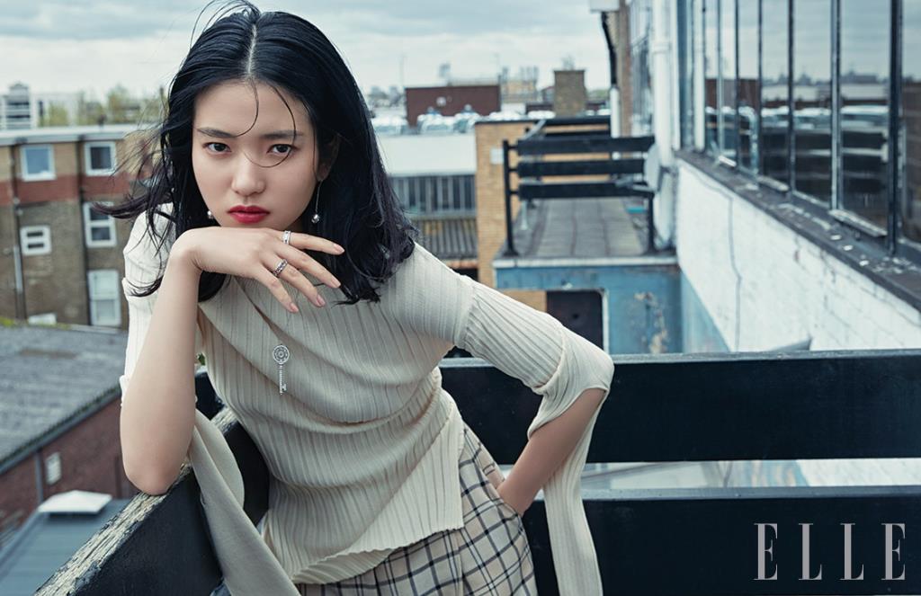 볼 장식의 티파니 하드웨어 비드 후크 이어링, 빈티지 열쇠를 연상시키는 티파니 페탈 키 펜던트, 화이트골드 티파니 T 투 링, 티파니 T 트루 와이드 링은 모두 Tiffany & Co. 니트 톱은 J. Chung. 체크 패턴의 팬츠는 See by Chloé.