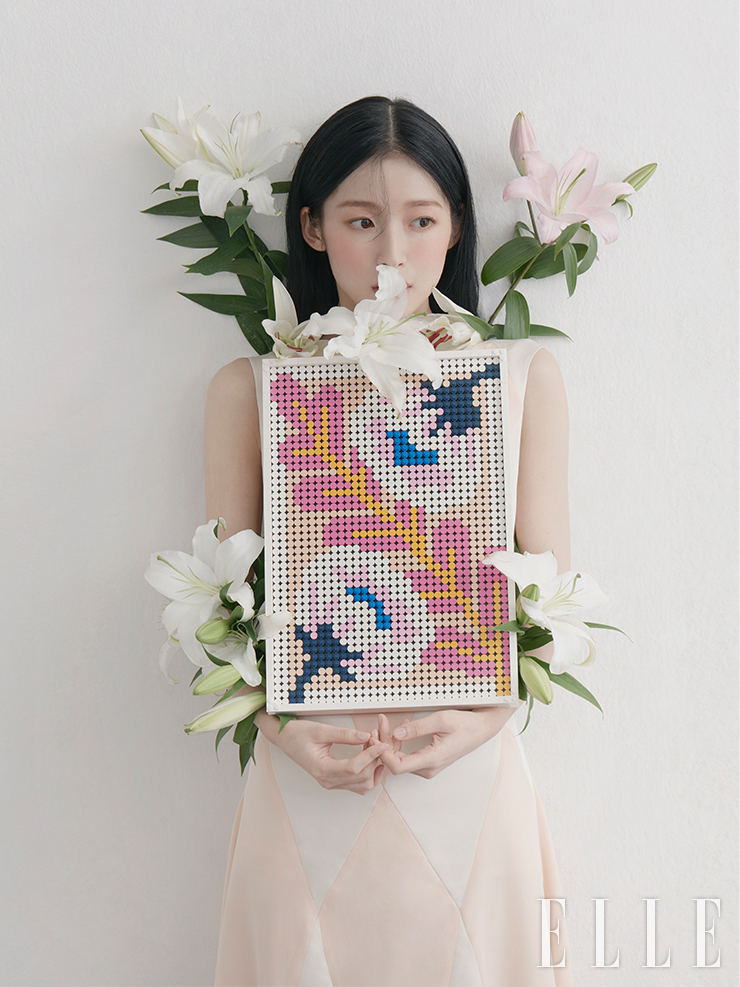 다채로운 꽃으로 나만의 갤러리 월을 꾸밀 수 있는 플라워 아트 액자는 LEGO. 원피스는 Hankim by Adekuver.