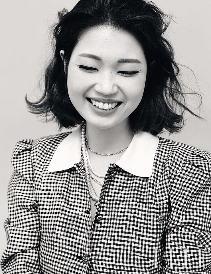체크 패턴의 드레스와 주얼리는 모두 스타일리스트 소장품.