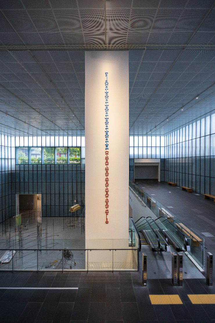리암 길릭(Liam Gillick), <상승하는 역설(Elevated Paradox)>, 2020, 채색된 알루미늄