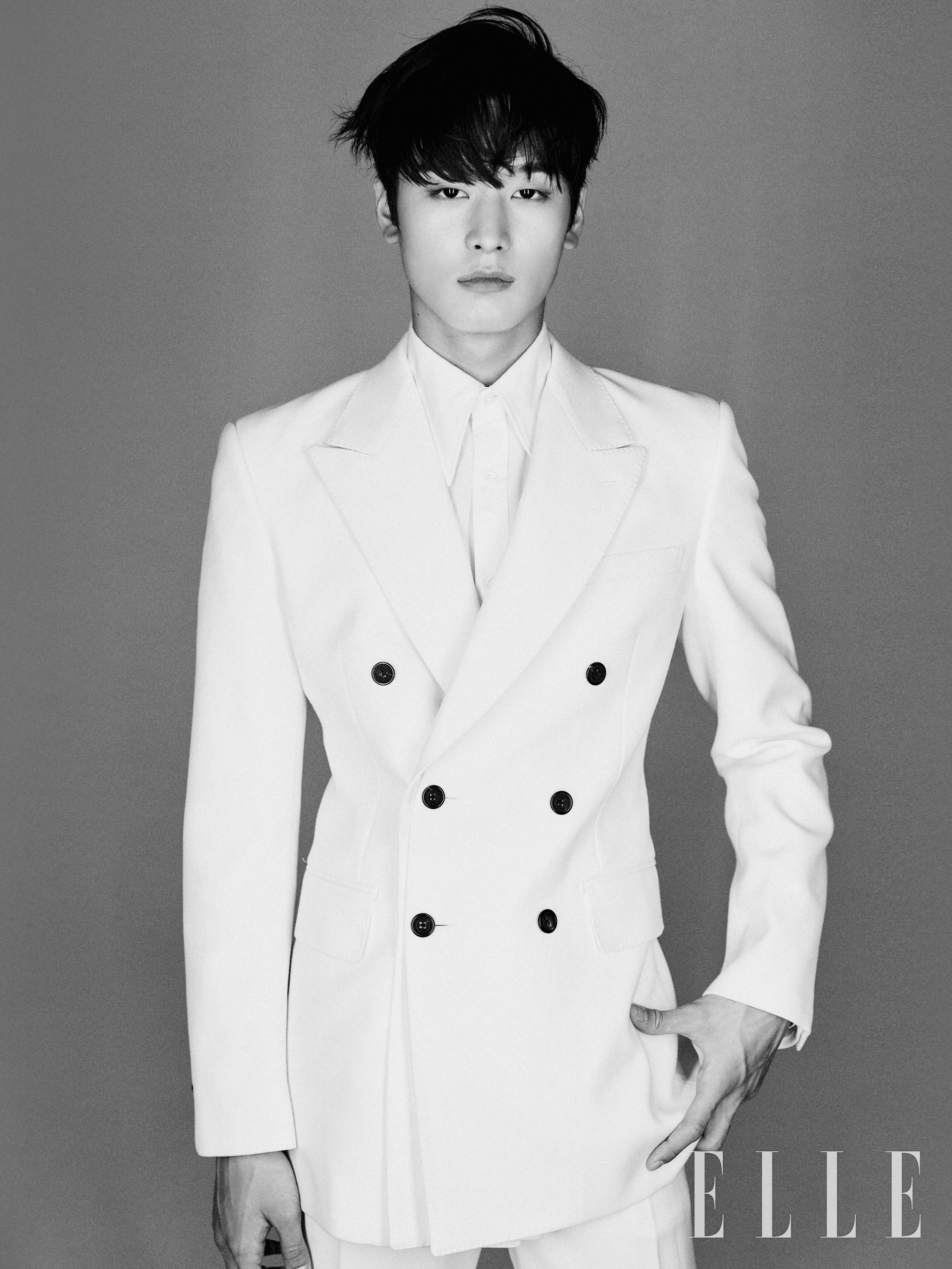 화이트 수트는 Alexander McQueen.