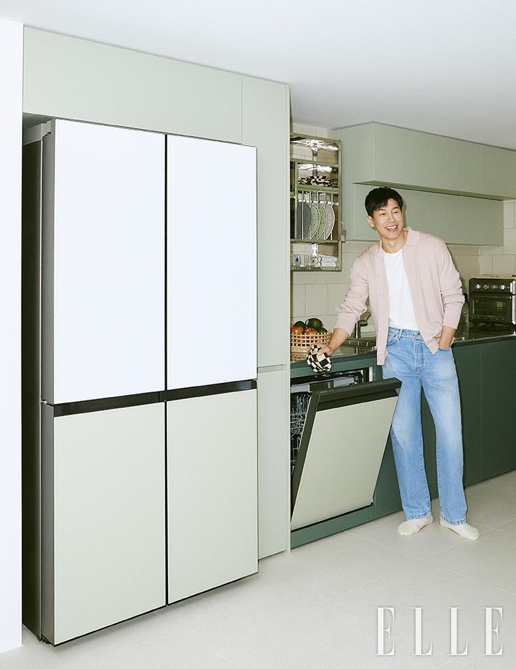 비스포크 식기세척기는 기존과 외관 사이즈는 동일하지만 14인용으로 용량을 크게 늘렸다. 덕분에 기존 제품보다 식기를 16개 더 수납할 수 있다. 식기 오염도를 자동으로 파악해 물 사용량, 온도, 분사 세기 등을 조절해주는 ‘AI 맞춤 세척’ 기능이 추가됐다. 화이트와 세이지 그린 컬러 조합의 비스포크 냉장고 4도어, 세이지 그린 컬러의 비스포크 식기세척기. 니트 카디건은 DKNY. 데님 팬츠는 Acne Studios by 10 Corso Como.