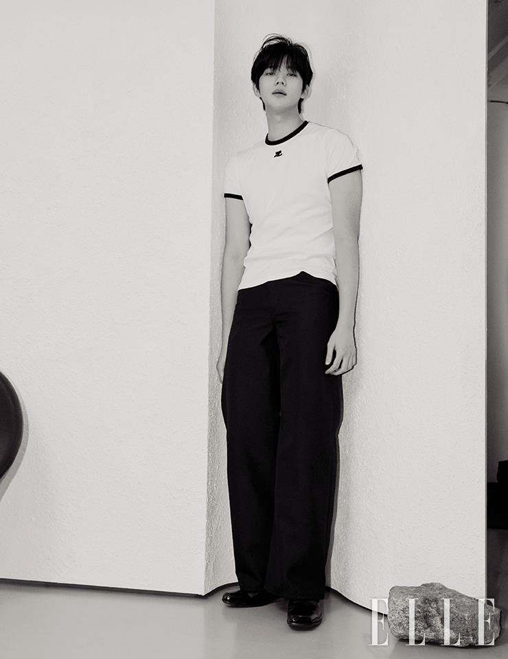 티셔츠와 팬츠는 모두 Courrèges by Boontheshop. 앵클부츠는 Prada.