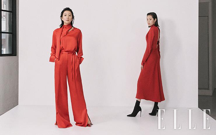 김희애가 입은 레드 실크 타이 블라우스와 실크 팬츠는 모두 Eudon Choi. 슬링백 스틸레토 힐은 Christian Louboutin. 문소리가 입은 레드 드레스는 La Silhouette de Eugenny. 슈즈는 Dolce & Gabbana. 
