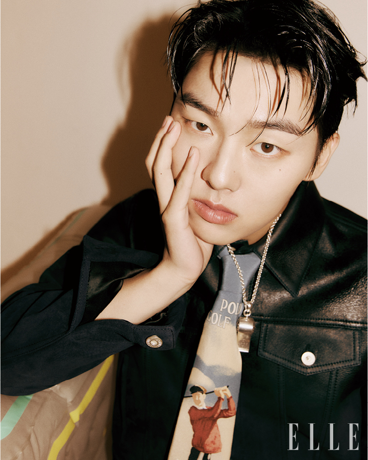 현욱이 입은 레더 재킷은 Loewe. 레더 타이는 Polo Ralph Lauren. 네크리스는 Chrome Hearts.