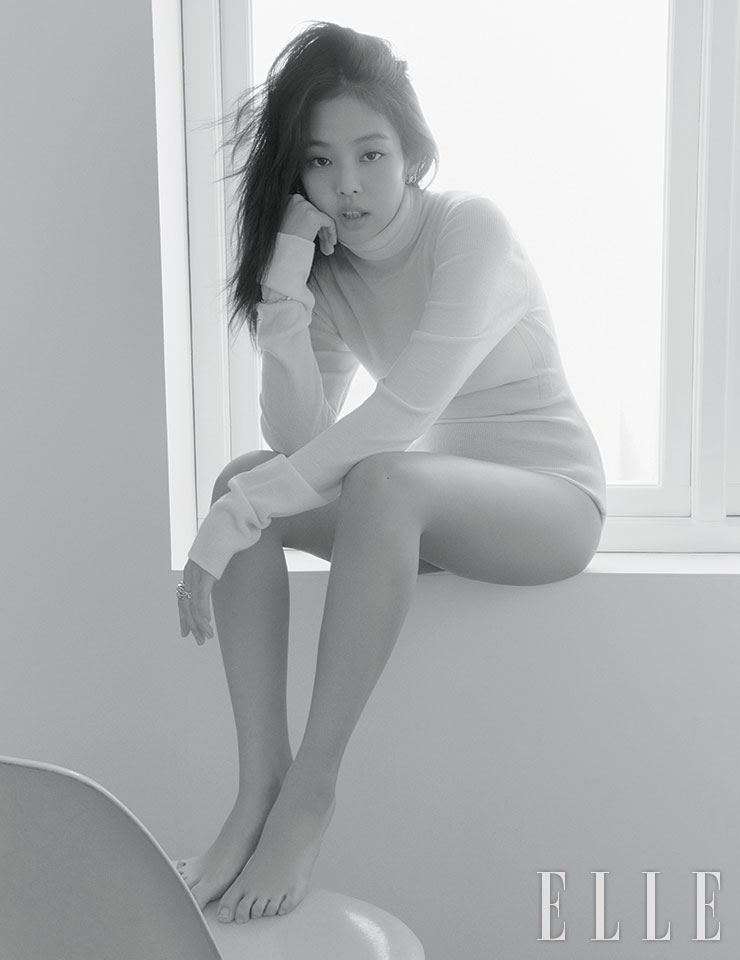 퀼팅 모티프에 34개의 브릴리언트 컷 다이아몬드를 세팅한 코코 크러쉬 이어링, 함께 레이어드한18K 화이트골드 코코 크러쉬 이어링, 퀼팅 모티프의 베이지골드 코코 크러쉬 브레이슬렛, 왼손 두 번째 손가락의 화이트골드와 옐로골드가 레이어드된 코코 크러쉬 링, 세 번째 손가락의 퀼팅 장식 베이지골드 코코 크러쉬 스몰 링은 모두 Chanel Fine Jewelry.