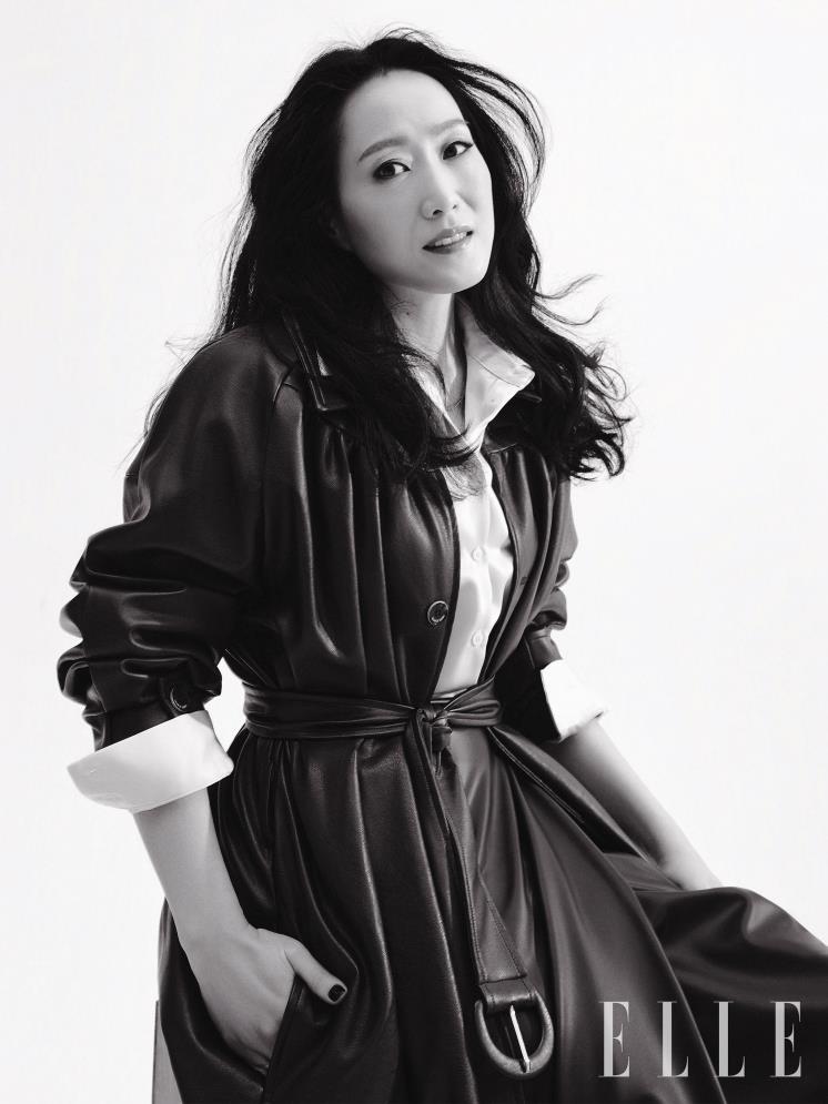 김윤지가 입은 레더 코트는 Salon de Seoul. 실크 셔츠는 Leey. 비대칭 레더 스커트는 Alice+Olivia.