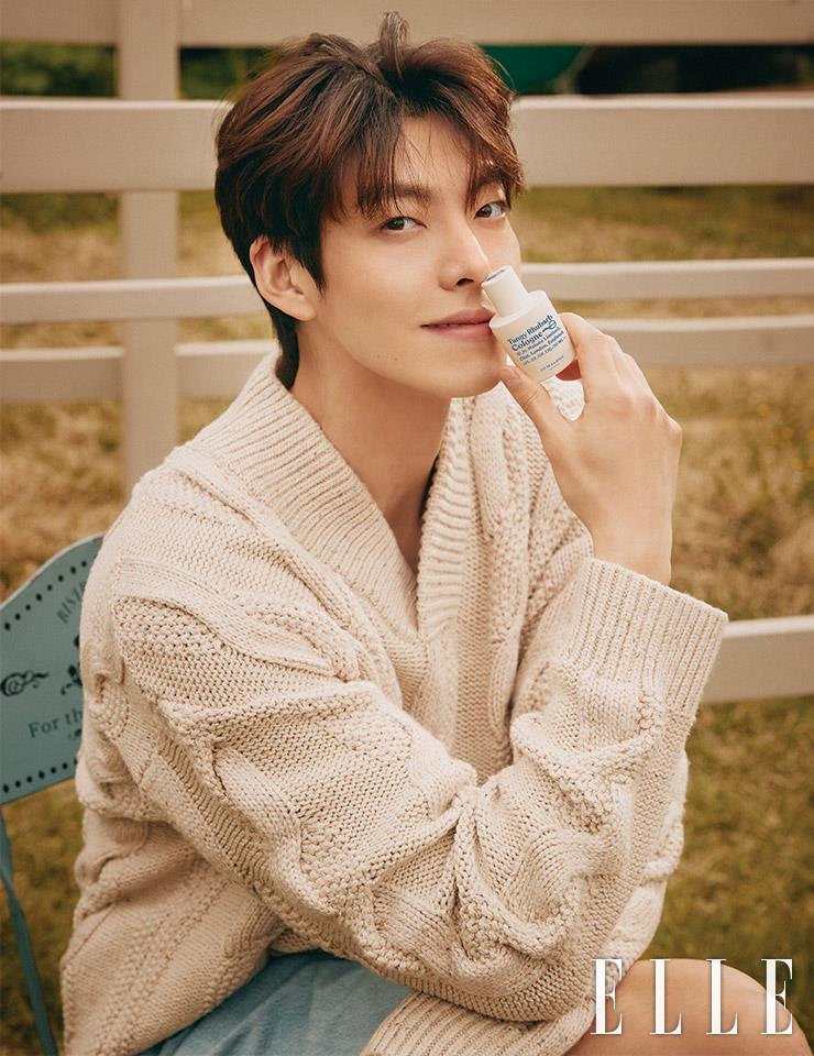 니트와 데님 쇼츠는 모두 Acne Studios by 10 Corso Como Seoul.