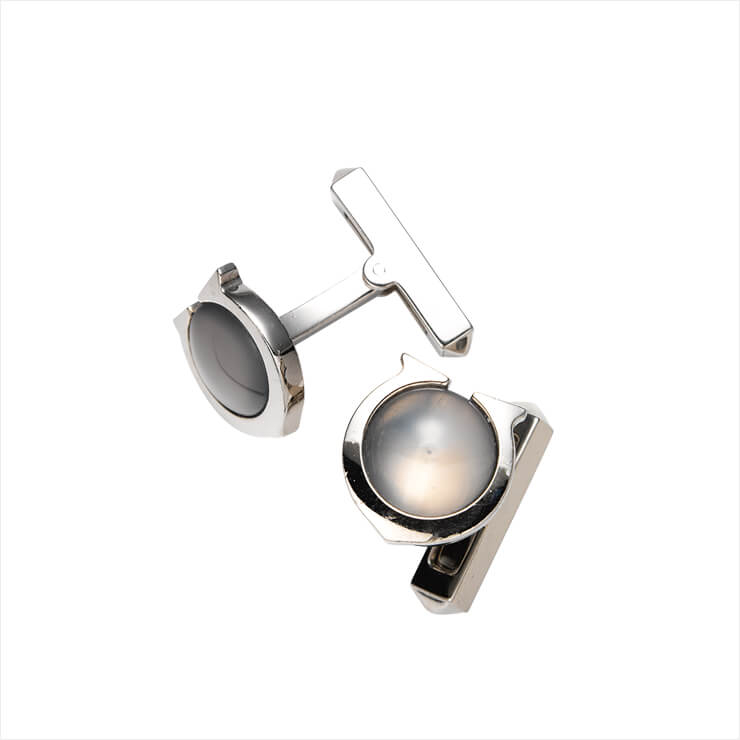 커프링크스는 1백16만원, Cartier.