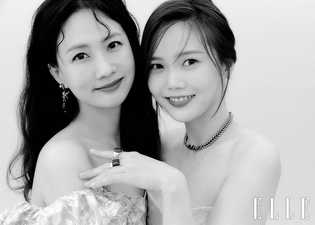 박소현이 입은 플라워 드레스는 Lang & Lu. 이어링은 Ports 1961. 효정이 입은 튜브 드레스와 초커는 모두 Dior.