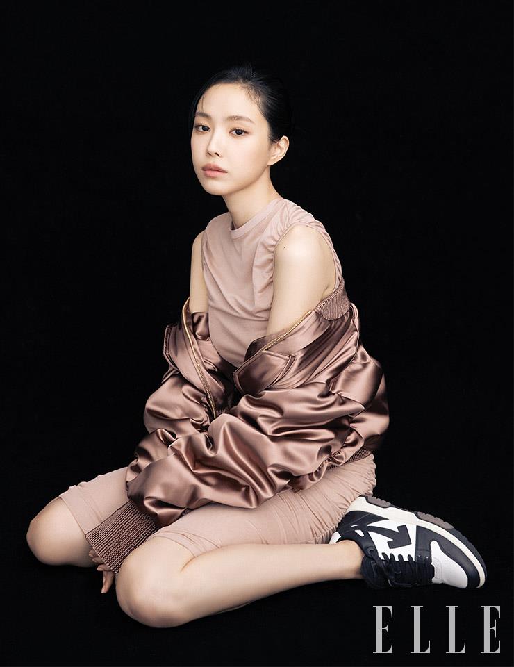 점퍼와 드레스는 모두 Dolce & Gabbana. 스니커즈는 Off-White™.