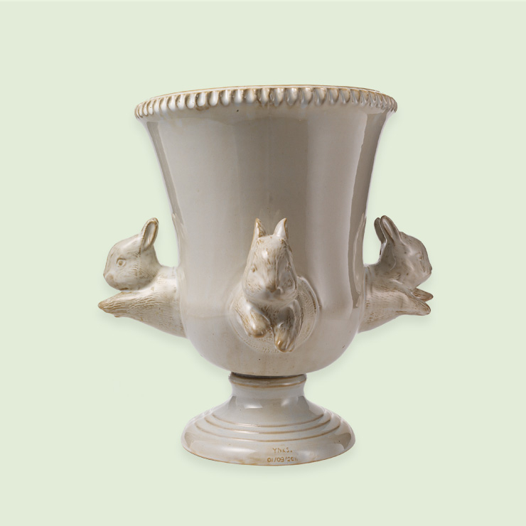 <이상한 나라의 앨리스>를 연상시키는 화병 겸 화분. 33만7천원, 야나칸. 