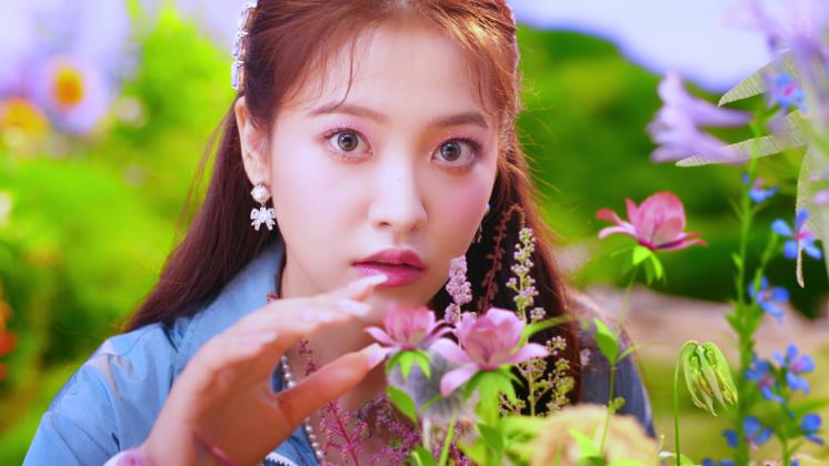 출처 레드벨벳 <퀸덤> MV 캡처