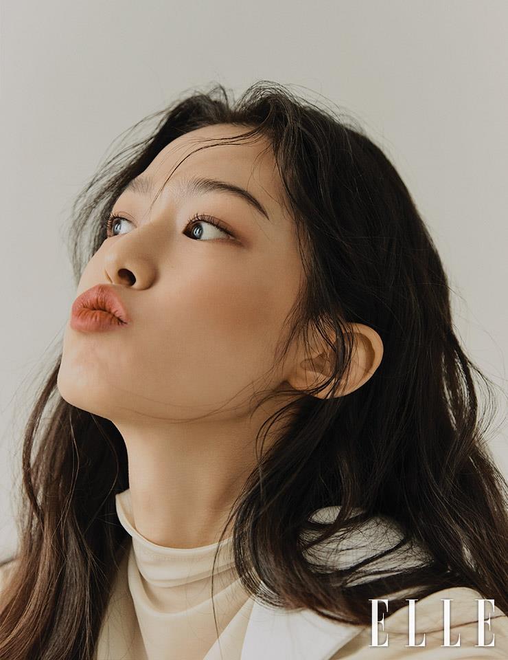 아이보리 터틀 톱은 Jil Sander. 레더 뷔스티에는 Pushbutton.
