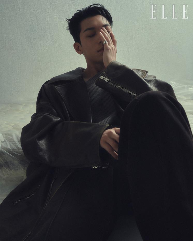  재킷과 니트, 팬츠는 모두 Fendi.