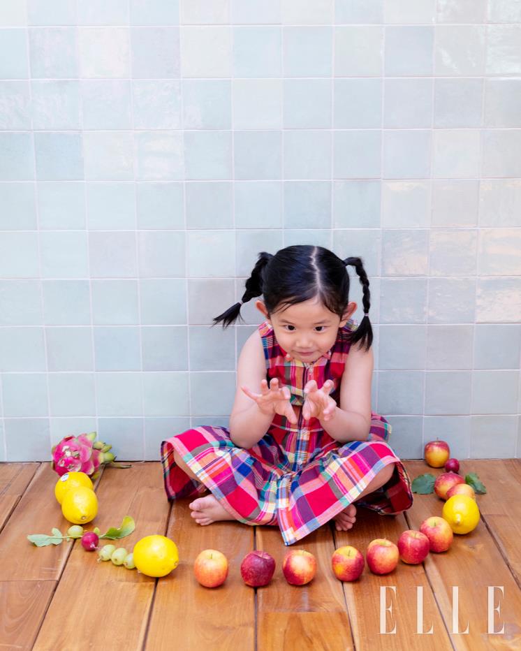 코튼 소재의 슬리브리스 마드라스 셔츠 드레스는  Polo Ralph Lauren Children.