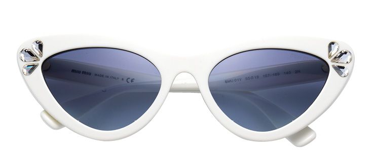 주얼 장식의 캣아이 선글라스는 40만원대, Miu Miu by Luxottica.