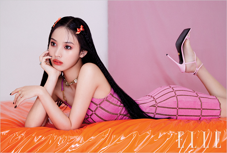 핑크 샌들 힐은 Versace. 체인 네크리스는 Roger Vivier. 링은 Karot. 핑크 니트 원피스는 스타일리스트 소장품.