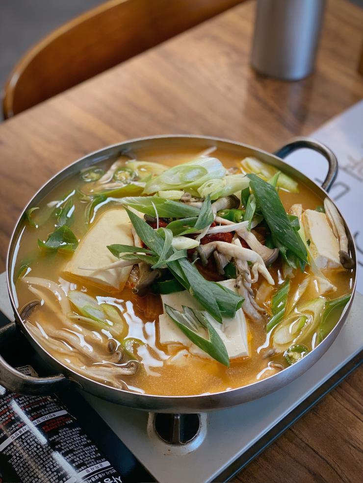 시원한 국물이 일품인 두부김치전골