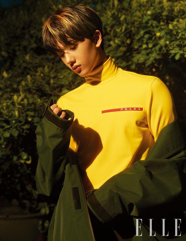 점퍼와 터틀넥, 팬츠는 모두 Prada.