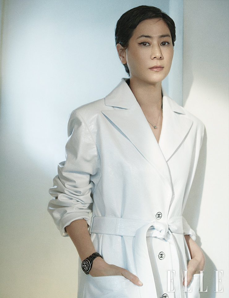 블랙 세라믹 소재의 33mm J12 워치는 Chanel Watches. 퀼팅 모티프의 화이트 골드 코코 크러쉬 네크리스는 Chanel Fine Jewelry.