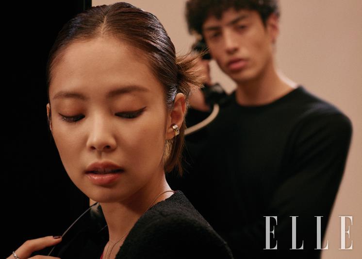 이어 커프로 포인트를 준 제니의 스타일.