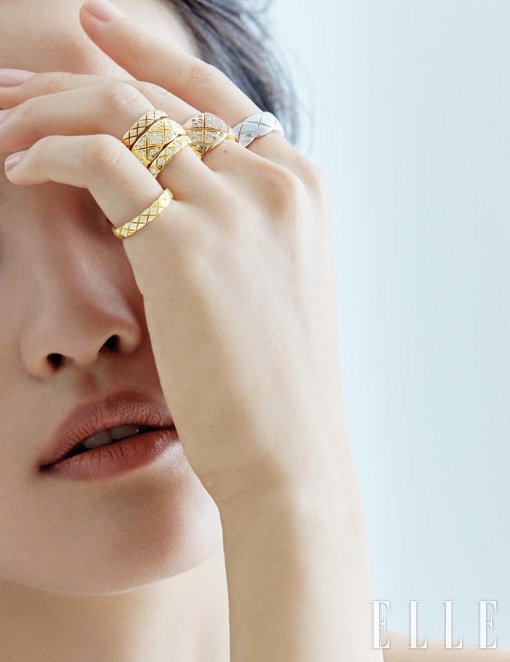 검지의 화이트골드 코코 크러쉬 스몰 링, 중지에 낀 다이아몬드 세팅의 베이지골드 코코 크러쉬 라지 링, 약지에 레이어드한 베이지골드 코코 크러쉬 미니 링, 다이아몬드 세팅의 옐로골드 코코 크러쉬 스몰 링과 미니 링, 새끼손가락의 옐로골드 코코 크러쉬 미니 링은 모두 Chanel Fine Jewelry. 