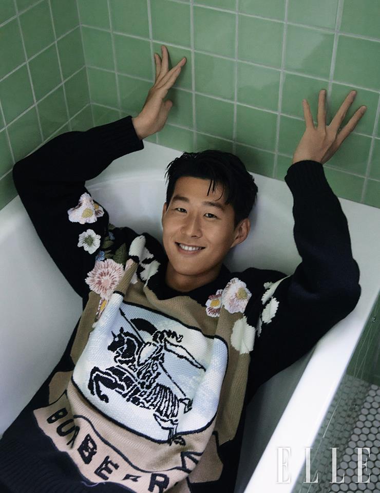 블랙 이퀘스트리언 나이트 문장 자수를 더한 니트 카디건은 Burberry.