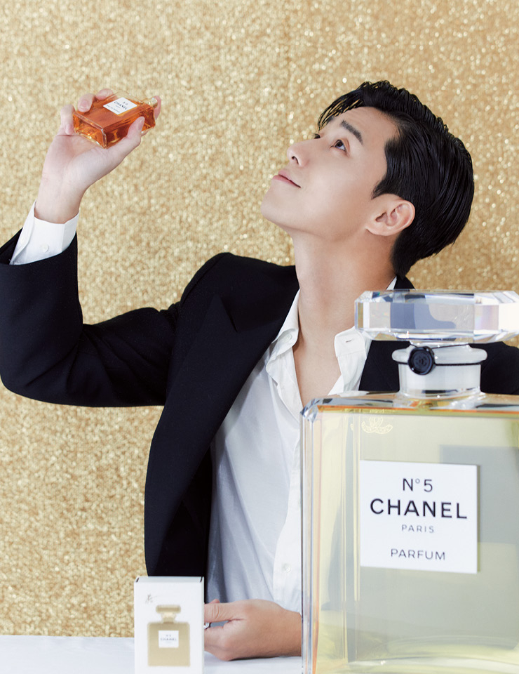 홀리데이 무드로 가득한 세트에서 N&deg;5와 촬영 중인 샤넬 뷰티의 뉴 앰배서더, 박서준.