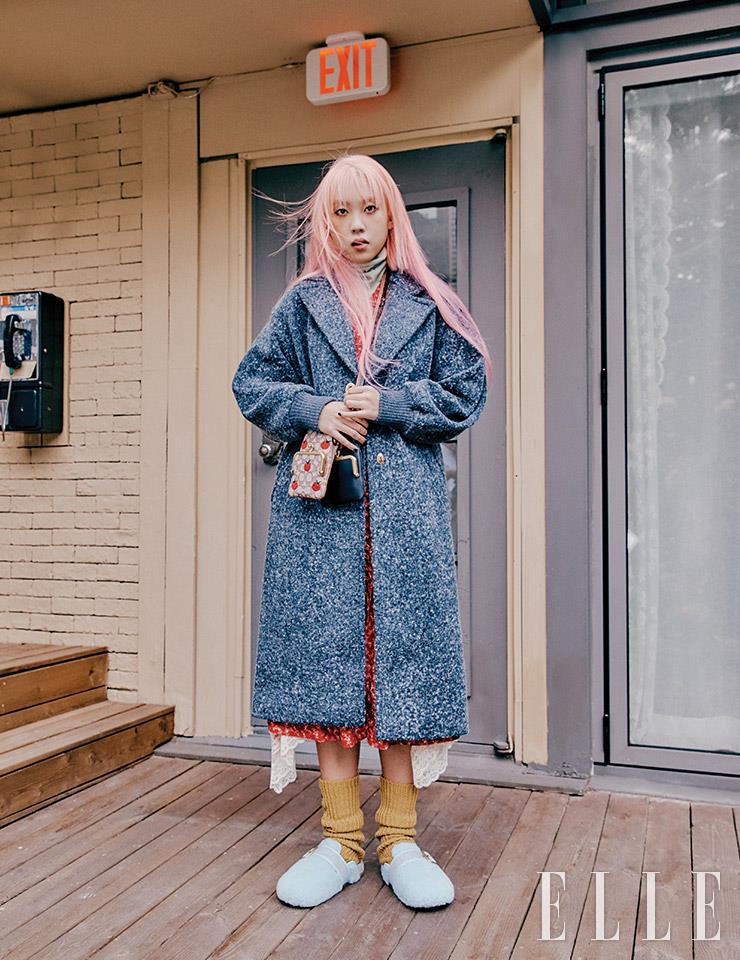 울 오버코트와 레트로풍의 1930’s 드레스, 레이어드한 터틀넥 톱과 란제리 스커트, 시그너처 자카르 패턴의 더블 프레임 백과 블랙 컬러의 더블 프레임 백, 블루 컬러 시어링 크로그, 양말은 모두 Coach.