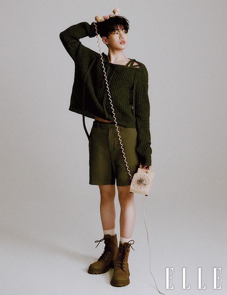 차콜 컬러 크롭트 니트는 Prada. 카키 컬러 하프 팬츠는 Fred Perry. 니트 삭스는 스타일리스트 소장품. 워커 부츠는 Dsquared2 