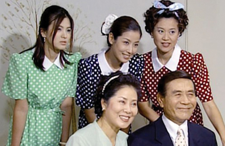 <순풍산부인과>의 노부부와 세 딸들.