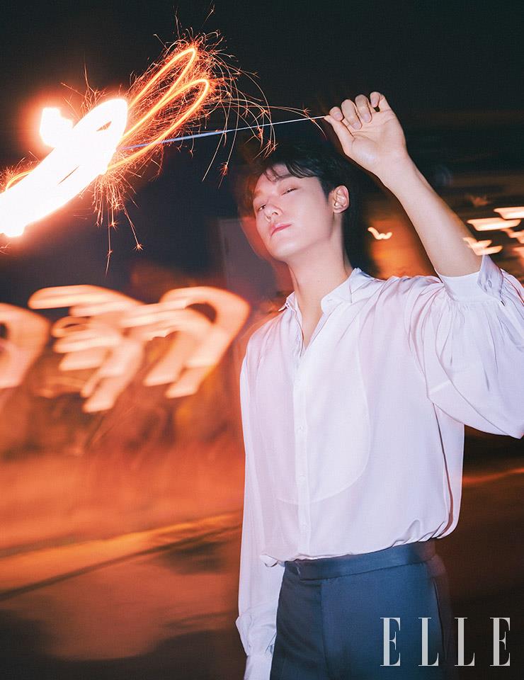 화이트 퍼프 블라우스는 Kimseoryong Homme.