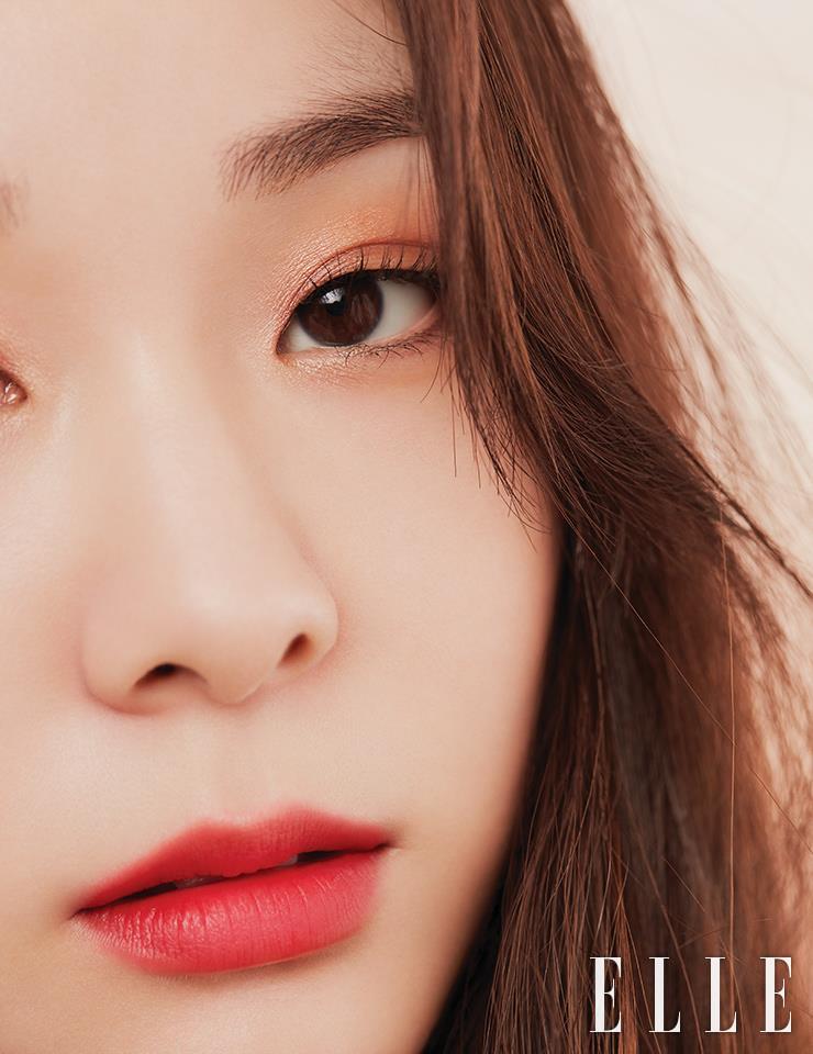 솜털마저 보일 듯 보송한 피부 결과 연아의 입술에 부드럽게 안착된 핑키 코랄 컬러가 눈길을 사로잡는다. 디올 포에버 꾸뛰르 쿠션- 디올리비에라 리미티드 에디션, #루미너스 벨벳으로 고급스러운 피부 표현을 완성하고, 입술엔 디올 어딕트 립 틴트, #451 내추럴 코랄을 섬세하게 터치했다. 황홀한 골드 브론즈빛으로 물든 눈가는 디올 5 꿀뢰르 꾸뛰르- 디올리비에라 리미티드 에디션, #779 리비에라로 완성한 것. 사용 제품은 모두 Dior Beauty.