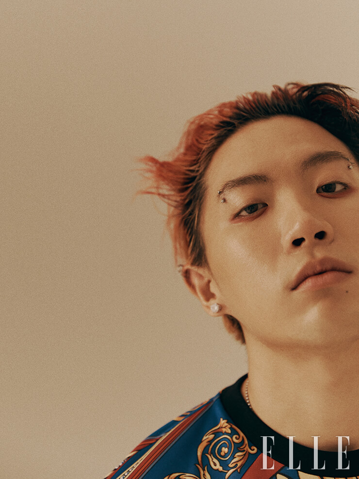 나플라가 입은 화려한 프린트의 톱은 1백4만원, Kith x Versace.