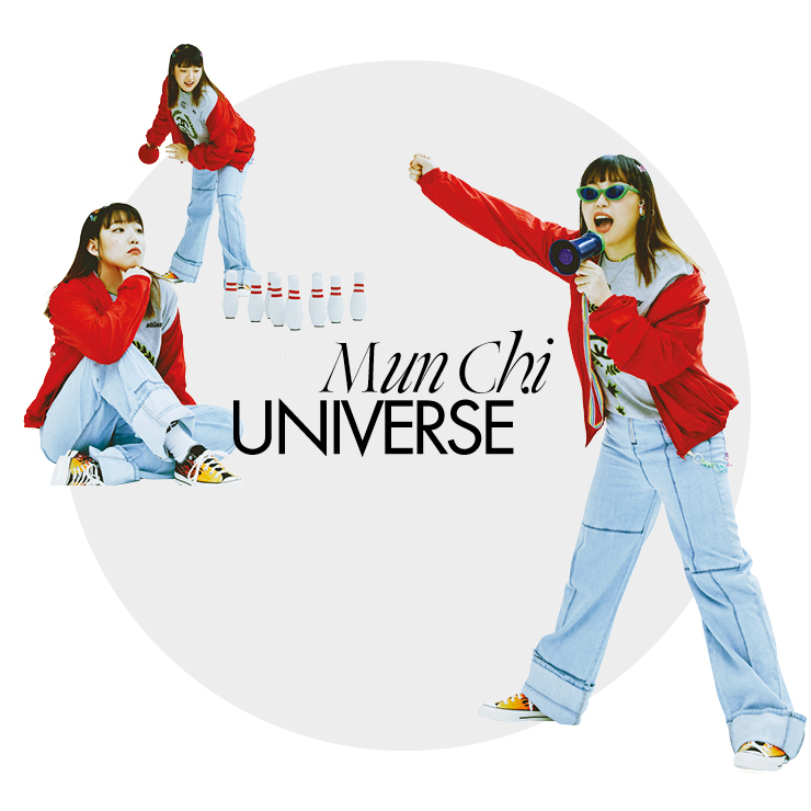 그레이 티셔츠는 Stussy. 레드 점퍼는 Mschf. 데님 팬츠는 I Am Gia by Dolls Kill. 스니커즈는 Converse. 선글라스는 Unif. 양말은 Stussy.