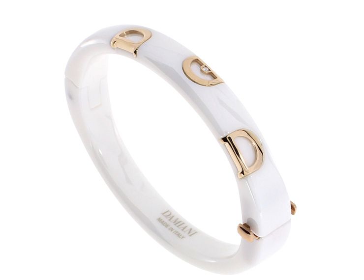골드 소재의 D 포인트를 더한 브레이슬렛은 2백19만원, Damiani.