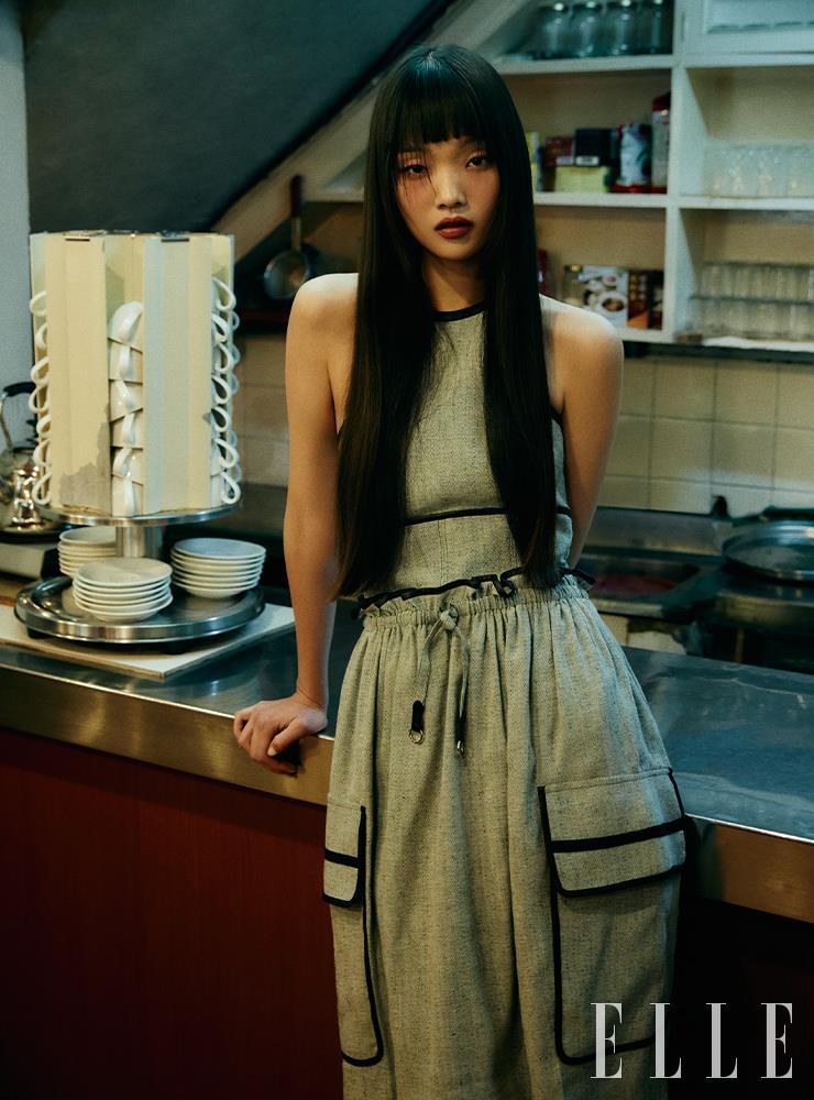 레더 트리밍 장식을 더한 홀터넥 드레스는 가격 미정, Herm&egrave;s.