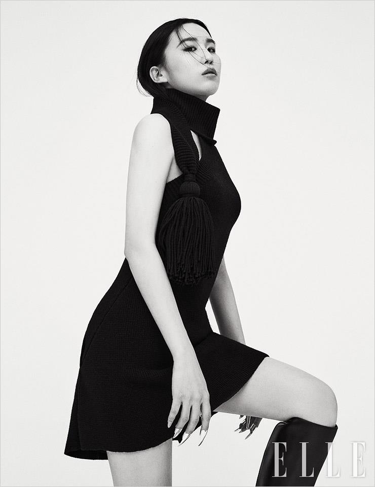 니트 머플러와 톱, 스커트, 부츠는 모두 Bottega Veneta. 네일 피스는 Ezo.