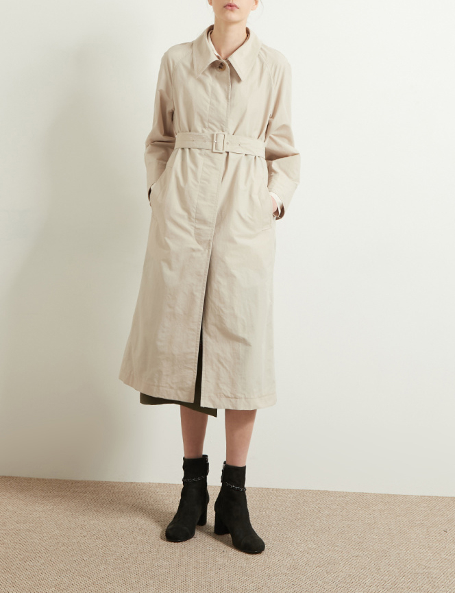 빈티지한 느낌으로 구김 있게 입어도 좋은 밝은 베이지 컬러. 클럽모나코.