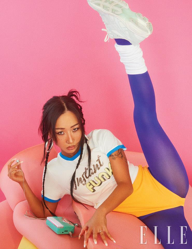 에이치원이 입은 티셔츠는 Instant Funk. 보디수트와 레깅스는 모두 스타일리스트 소장품. 슈즈는 Asics Sports Style. 