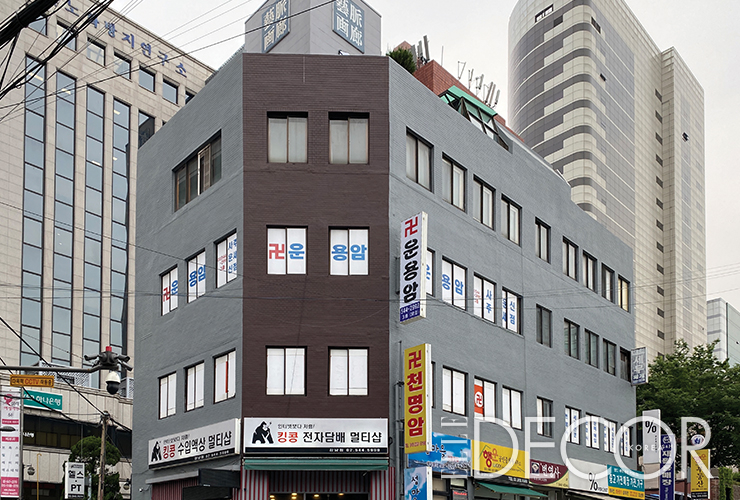 70~80년대에 지어진 건물은 정육면체 일색의 건물과 달리 모서리를 깎아 만든 독특한 외관이 눈에 띈다. 
