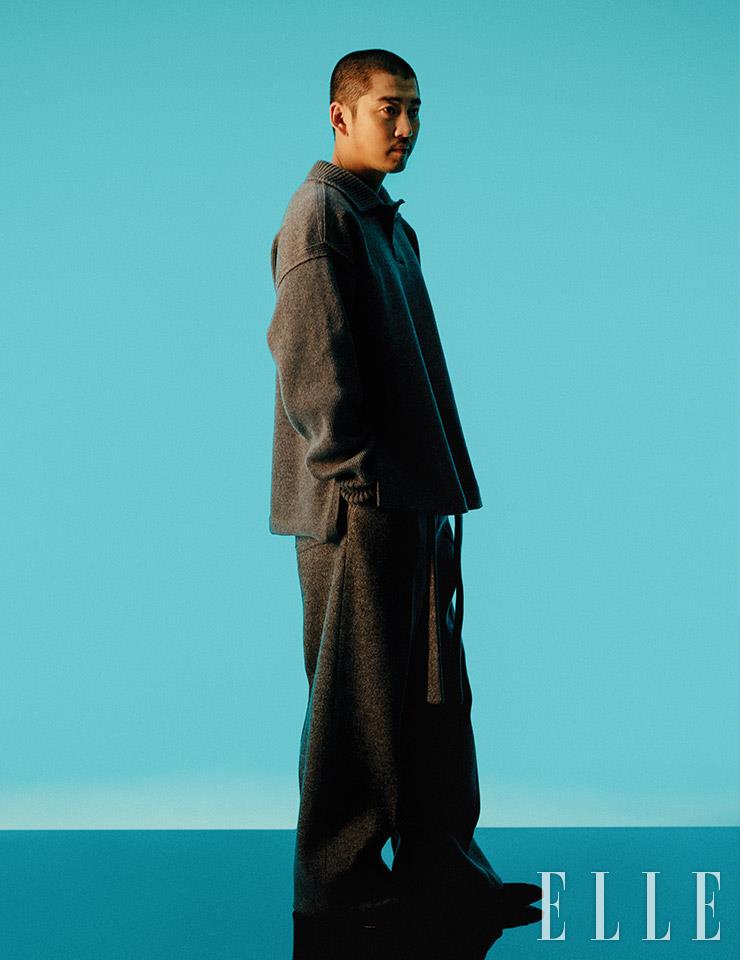 헤비 울 니트와 팬츠는 모두 Ermenegildo Zegna.