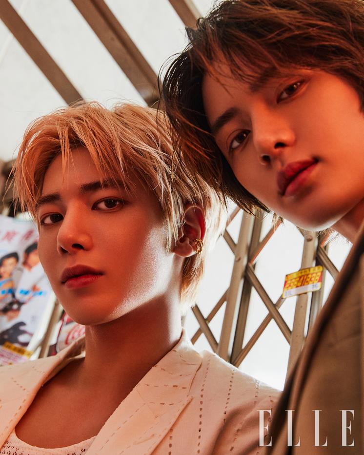 태현이 입은 슬리브리스와 재킷은 모두 Emporio Armani. 이어 커프는 스타일리스트 소장품. 범규가 입은 재킷은 Dior Men. 
