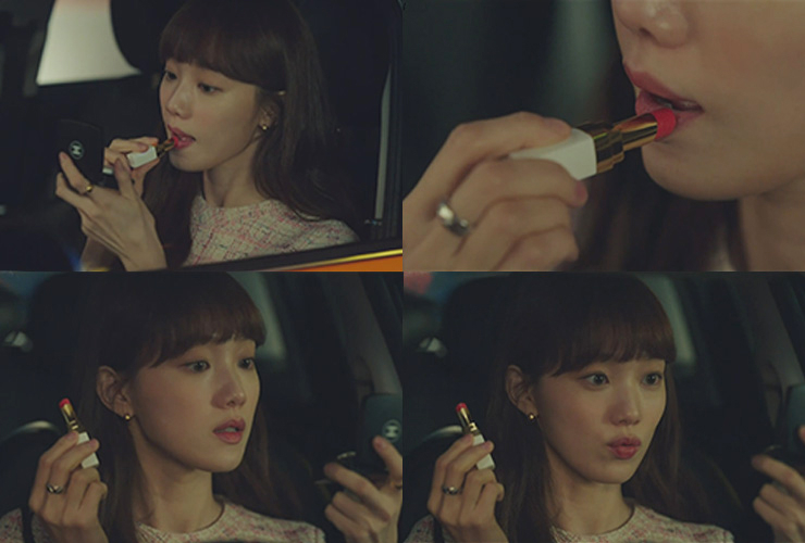 드라마 <별똥별>에서 소개팅 전 메이크업을 수정하는 배우 이성경의 모습. 이성경이 사용한 제품은 샤넬 ‘루쥬 코코 밤 916 플러티 코랄’과 ‘울트라 르 뗑 쿠션’.