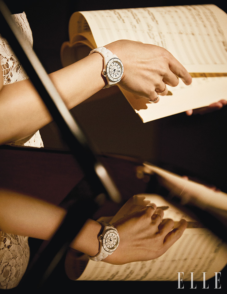 화이트 세라믹 카보숑을 크라운에 세팅한 33mm J12 워치 칼리버 12.2는 Chanel Watches. 베이지골드 코코 크러쉬 미니 링과 화이트골드 코코 크러쉬 미니 링은 모두 Chanel Fine Jewelry.